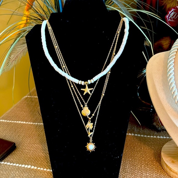 🦪CONCH SHELL NECKLACE WITH GOLD NECKLACE UNDER PIECES - Picture 2 of 3